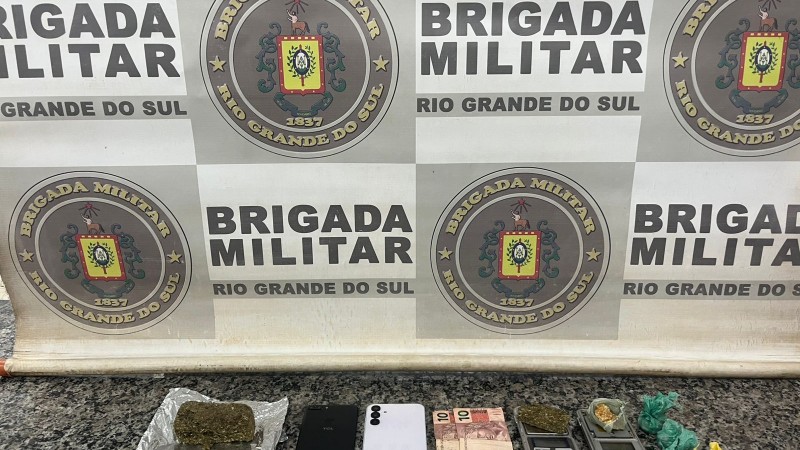 Apreensão de telefones celulares, drogas, dinheiro e balança de precisão