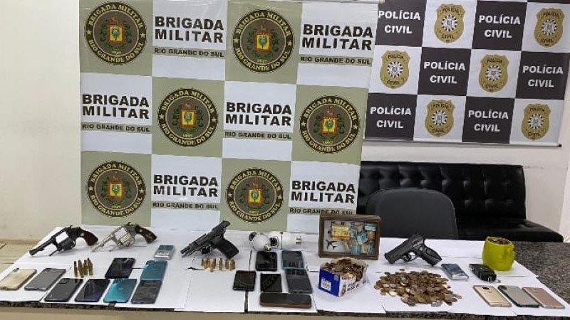 Apreensão de revólver e pistola, munições, telefones celulares, dinheiro, cameras