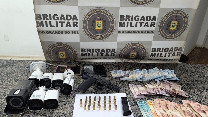 Apreensão de câmeras, pistola, carregador, munições, dinheiro e telefones celulares