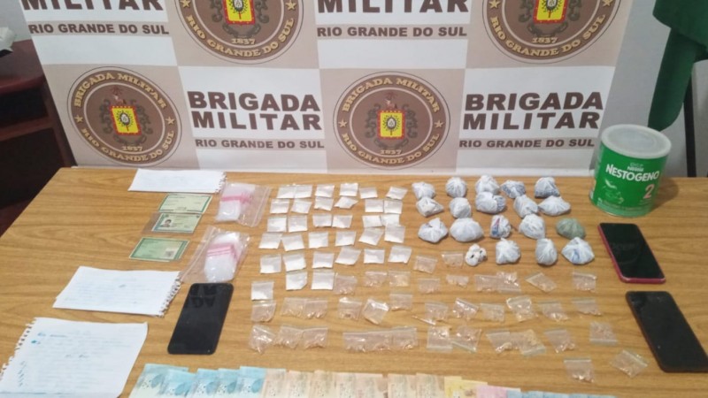 Apreensão de drogas, celulares e dinheiro