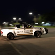 Foto com fundo desfocado mostra viatura saindo de quartel e entrando em velocidade em uma rua durante a madrugada