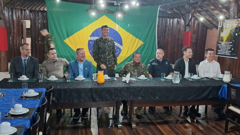 comandante do 25&ordm; BPm em caf&eacute; da manh&atilde; com autoridades