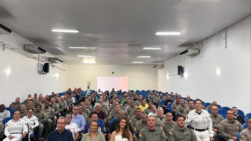 Foto mostra os militares estaduais agraciados dentro do auditório da Academia de Polícia Militar