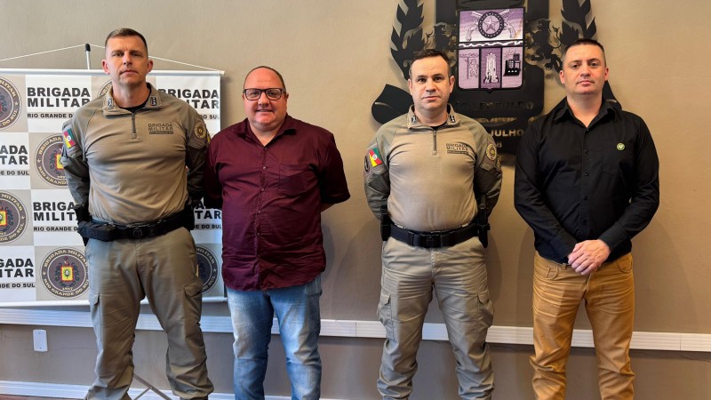 Comando do 25º BPM e presidente da ABAMF