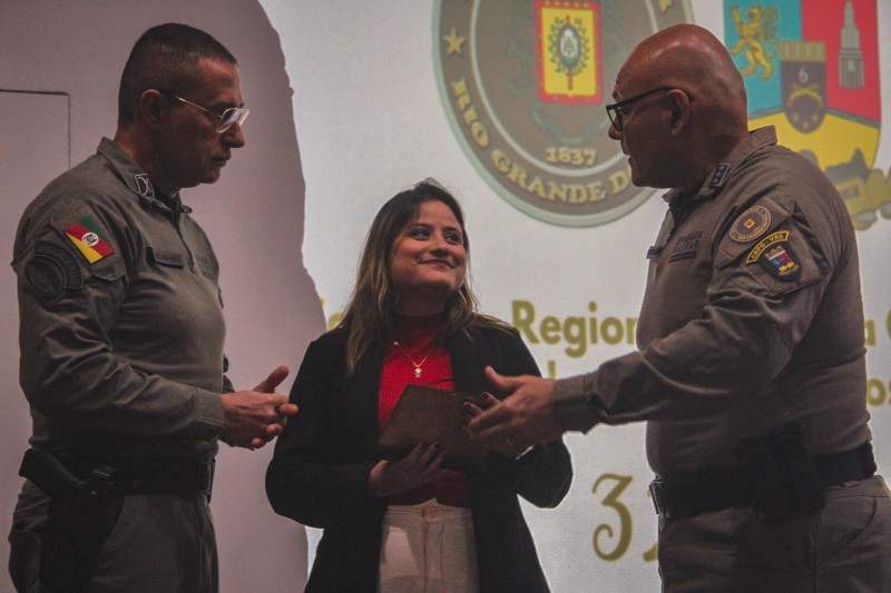 Foi realizada a entrega de uma homenagem póstuma aos familiares do Sd PM Kirsch e Sd PM Rodrigo.