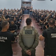 Foto mostra a preleção da operação, realizada em um auditório lotado, com dezenas de PMs