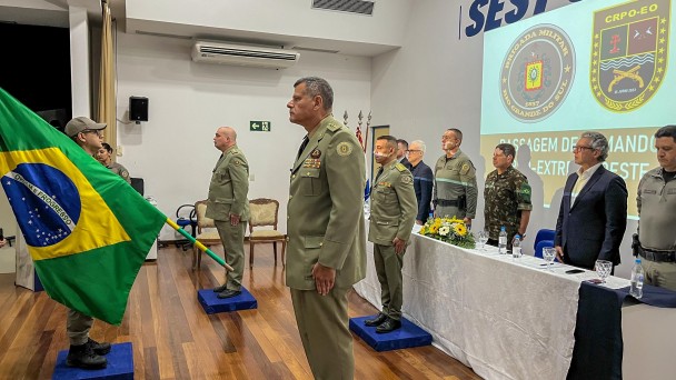 Foto mostra os oficiais perfilados durante o momento da passagem de comando