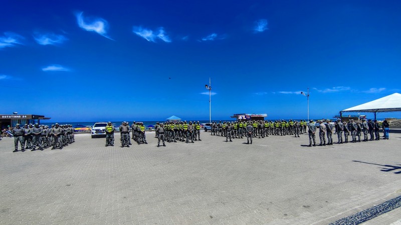 Foto mostra efetivos em formação em frente a uma praia durante a formatura de início da operação