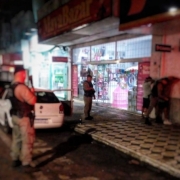 Na imagem policiais Militares realizando abordagem e revista pessoal a dois indivíduos