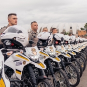 Imagem mostra policiais militares das rondas com motocicletas posicionados nas proximidades do Estádio Beira-Rio.