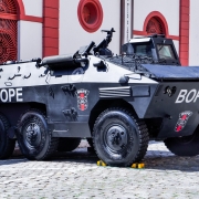 Imagem mostra o blindado Urutu recebido pelo Bope estacionado no Centro de Porto Alegre.