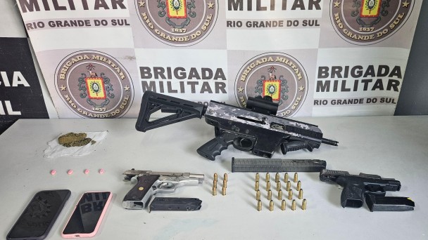 Uma submetralhadora, maconha, duas pistolas e munições apreendidas durante ação da Brigada Militar