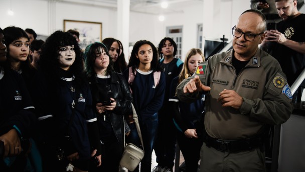 Escola Walter Peracchi de Canoas traz alunos para visita ao Museu da Brigada Militar no Centro Histórico de Porto Alegre