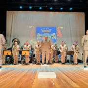 Militares no palco do Teatro durante a cerimônia de passagem de comando