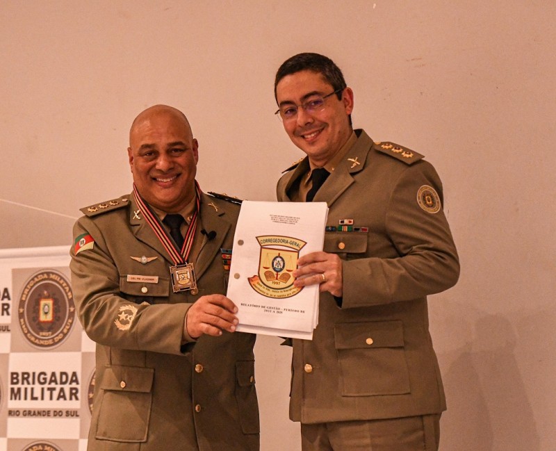 Coronel Vladimir e Coronel Aro durante a entrega do relatório de gestão da Corregedoria-Geral.
