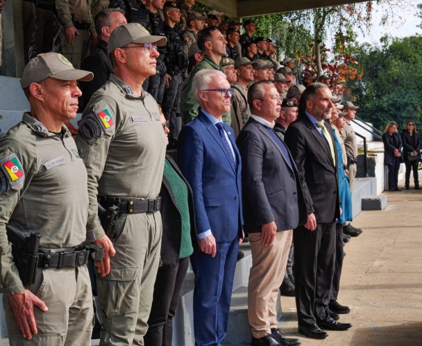 Autoridades presentes na solenidade de entrega de viaturas