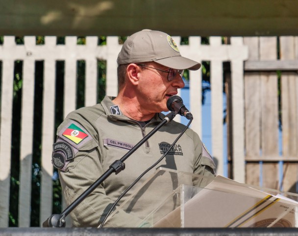 Comandante-Geral da BM discursando na solenidade de entrega de vtr