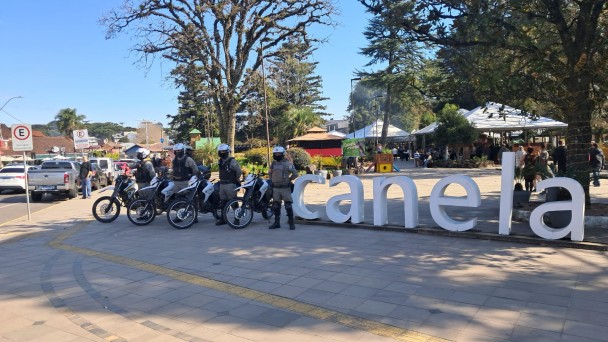 Policiais militares de moto ao lado do nome de Canela