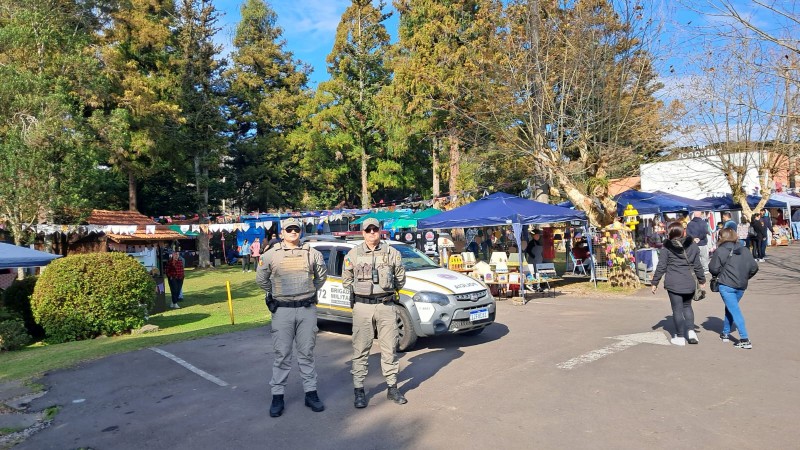 Dois policiais em frente a viatura durante o festival colonial em Canela.