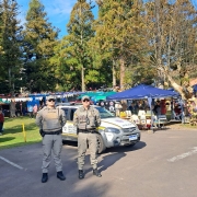 Dois policiais em frente a viatura durante o festival colonial em Canela.