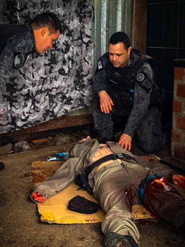 PMs aparecem durante o treino de atendimento a uma vítima ferida