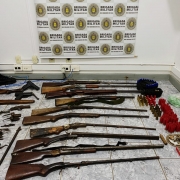 BM prende homem por abandono de incapaz e posse de arma de fogo