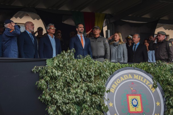 secretários de estado, governador e autoridades da forças armadas estaduais em posição de sentido
