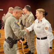 Sub-comandante Geral Cel PM Douglas entrega comenda a coronel médica