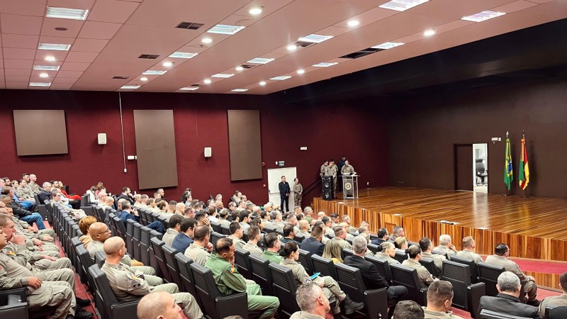 Auditório com militares presentes para formatura do DLP