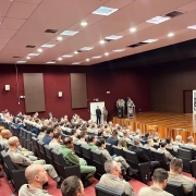 Auditório com militares presentes para formatura do DLP