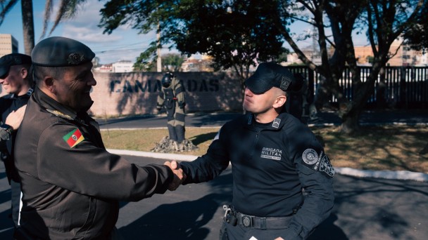 Cel Luigi, explosivista, parabenizando os formandos
