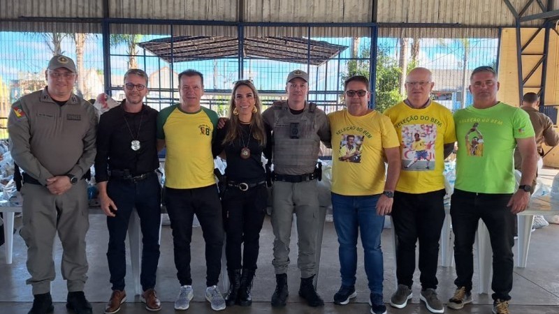 policiais e participantes da ação em fileira. Destaque para o ex-jogador da seleção, Dunga