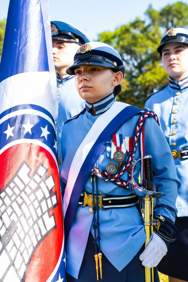 Aluna com a bandeira do Colégio 