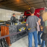 Militares do CPChoq apresentam material para civis
