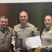 Entrega de certificado e agradecimento ao participante da mesa de abertura