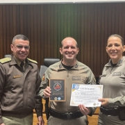 Dupla de militares entregam certificado e placa ao militar participante da primeira mesa do evento 