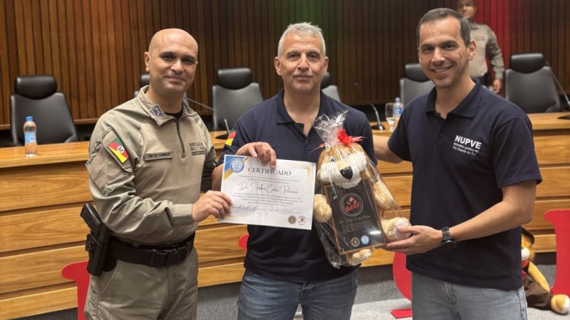 Procurador e Promotor do MPRS recebem agradecimento pela palestra