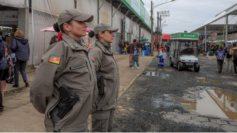 Duas policiais militares em posição expectante na Expointer 2025.