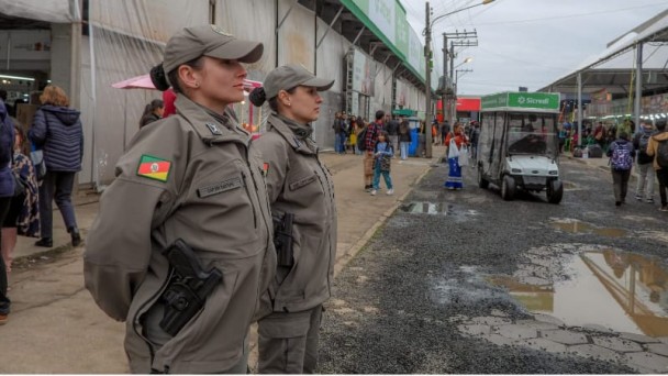 Duas policiais militares em posição expectante na Expointer 2025.