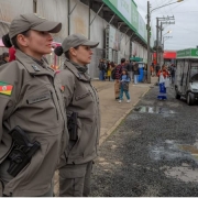 Duas policiais militares em posição expectante na Expointer 2025.