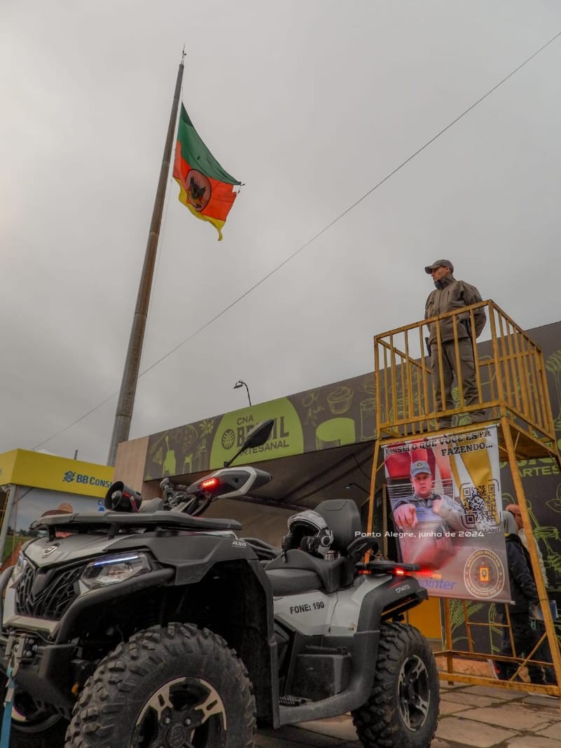 Quadricíclo e policial militar na expointer 2025