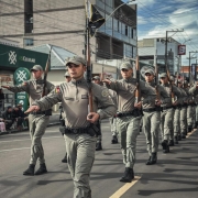 Militares com fuzis desfilando em Osório