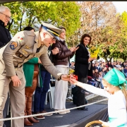 Sargento com uma criança durante o desfile