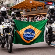 Militares das motos desfilam com a bandeira nacional