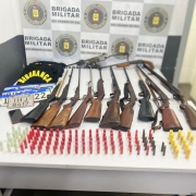 10 armas, como espingardas, entre outras, dezenas de munições de diversos calibres, placas de veículos, dois aparelhos celulares. 