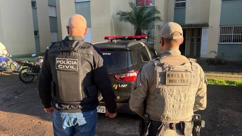 Policial civil e policial militar, ambos de costas e fardados