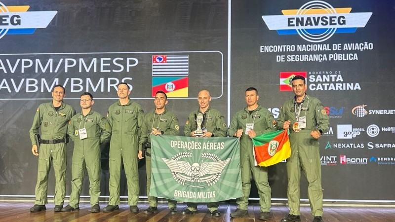 duplas vencedoras celebram com as bandeiras do Rs e do BAV