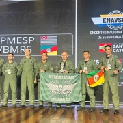 duplas vencedoras celebram com as bandeiras do Rs e do BAV