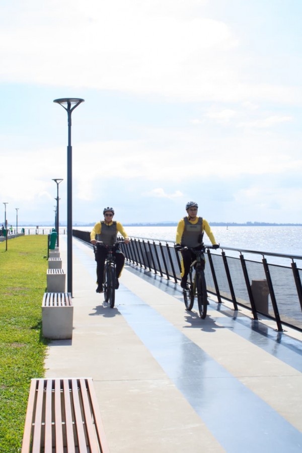 Dois policiais ciclistas em passagem na orla do Guaíba