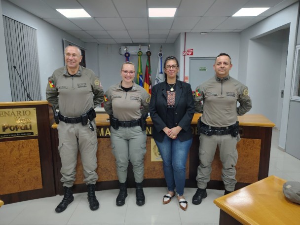 PMs aparecem em frente a bancada da Mesa Diretora